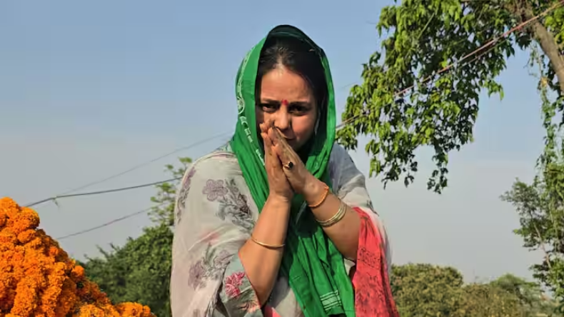 Lalu Yadav: 77 साल की उम्र में लालू यादव ने काटा 77 पाउंड का केक, गोद में दिखी तेजस्वी की बेटी