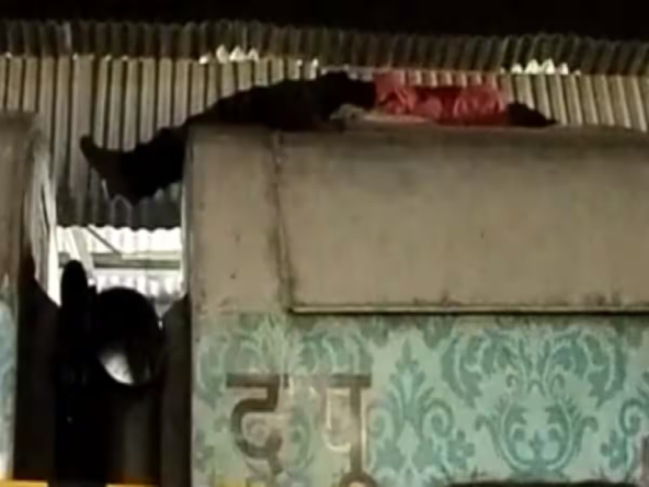 शिक्षिका को धोखे से घर ले गया युवक, फिर जबरन उतारे कपड़े, अर्धनग्न हालत में भागी महिला