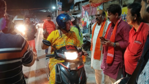 हेलमेट लगाकर स्कूटी से घूमती हुई नजर आई स्मृति ईरानी
