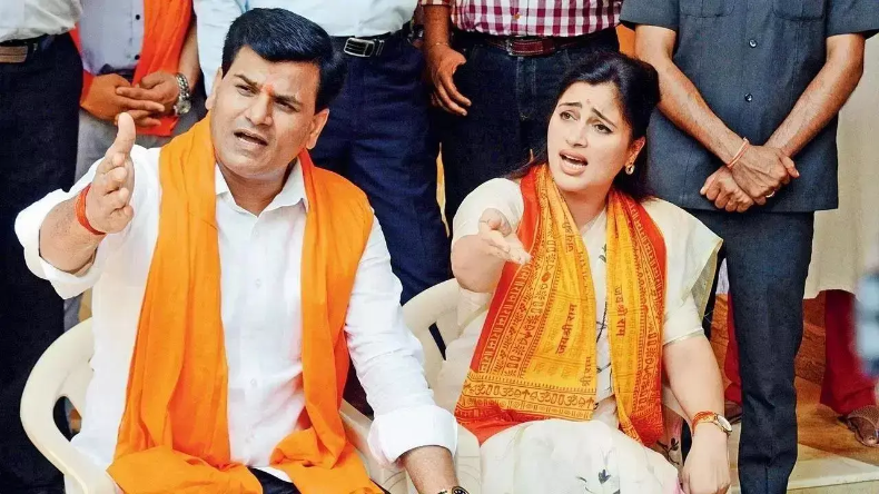 (पति रवि राणा के साथ नवनीत राणा)