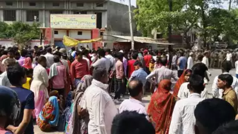 लखीमपुर खीरी में दर्दनाक हादसा, तेज रफ्तार बस और मैजिक में टक्कर से चार लोगों की मौत