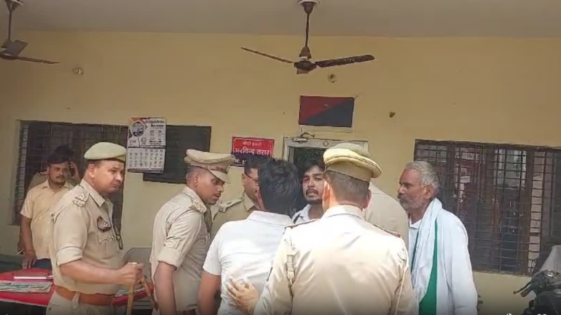 नोएडा: लॉजिक्स मॉल में लगी भीषण आग, अंदर फंसे 250 लोगों ने भागकर बचाई जान