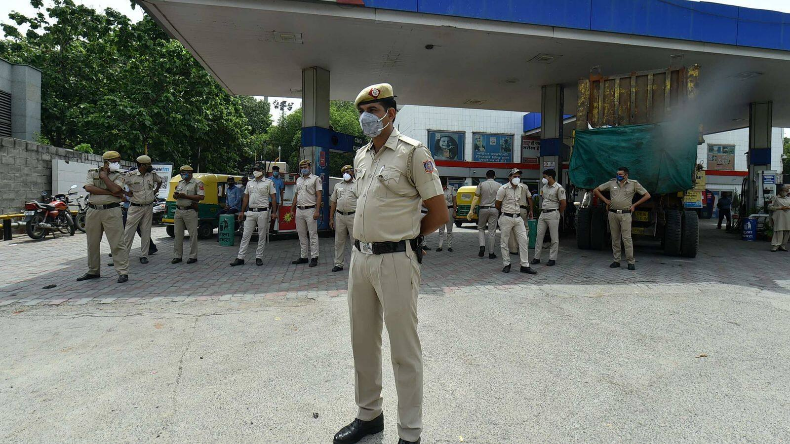 दिवाली-छठ से पहले भीड़ के सामने रेलवे सिस्टम फेल, लोगों ने लगाई क्लास