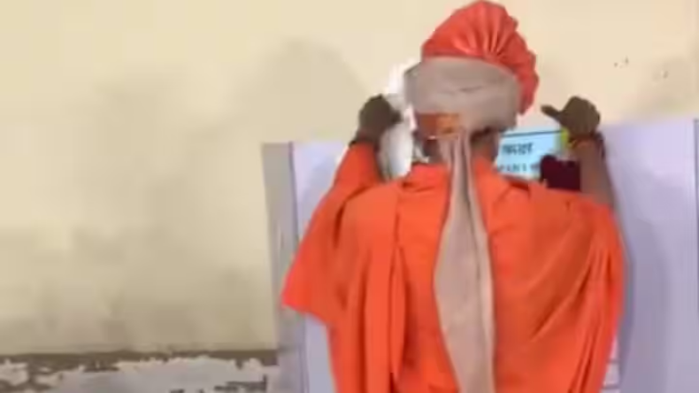 Uttar Pradesh: यहां ग्रामीणों ने किया चुनाव का बहिष्कार, कहा-रोड नहीं तो वोट नहीं