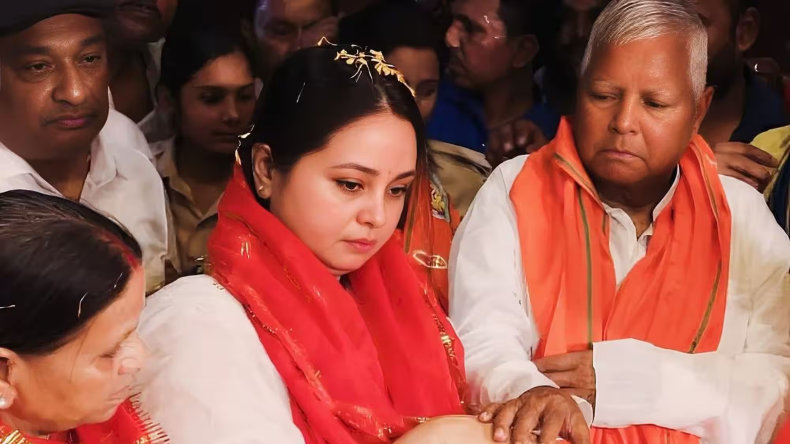 Lalu Yadav: 77 साल की उम्र में लालू यादव ने काटा 77 पाउंड का केक, गोद में दिखी तेजस्वी की बेटी