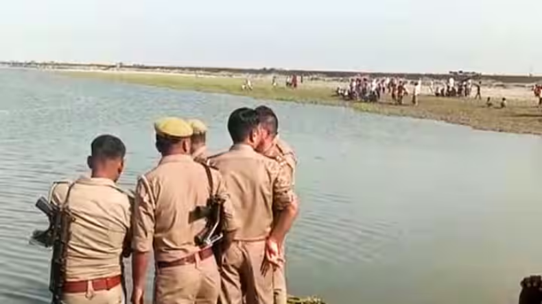 मजदूर कर रहे थे रेलवे ट्रैक की मरम्मत, अचानक तेज़ रफ़्तार से आ गई ट्रेन फिर जो हुआ…