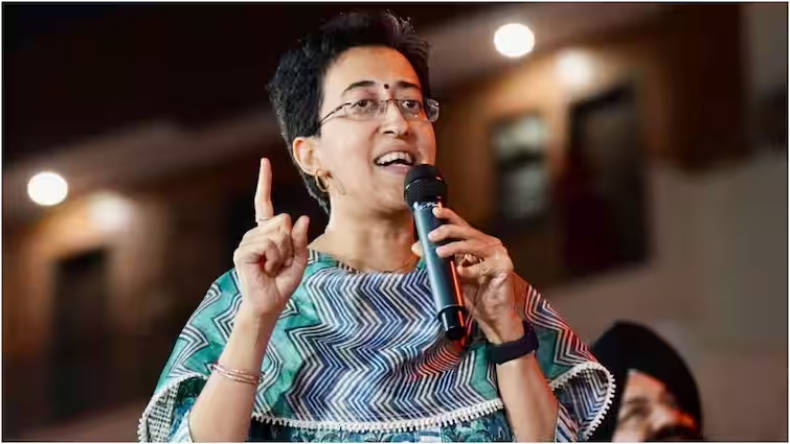 दिल्ली जल मंत्री आतिशी पर युवक ने दर्ज कराई FIR,  लाखों लीटर पानी की हो रही बर्बादी