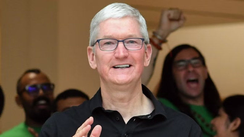 iPhone 16 सीरीज की सेल शुरू होते ही मची लूट, Apple स्टोर के दिखी भीड़, जानें चारों मॉडल्स की कीमत