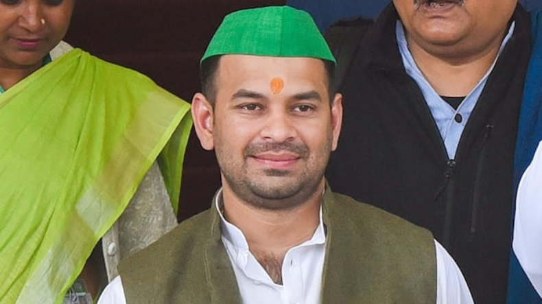 Lalu Yadav: 77 साल की उम्र में लालू यादव ने काटा 77 पाउंड का केक, गोद में दिखी तेजस्वी की बेटी