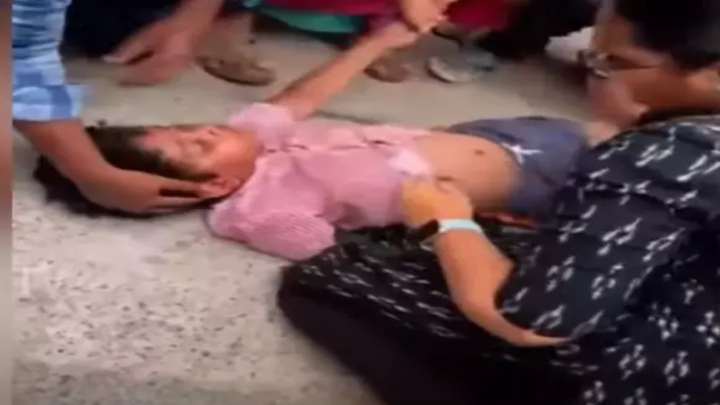 मेट्रो में डांस करती लड़की का वीडियो देख भड़के लोग, कहा कि कहां है दिल्ली पुलिस?