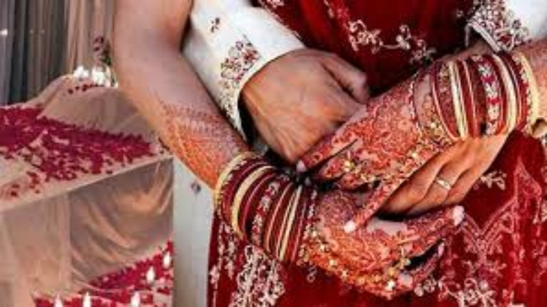 मेट्रो में डांस करती लड़की का वीडियो देख भड़के लोग, कहा कि कहां है दिल्ली पुलिस?