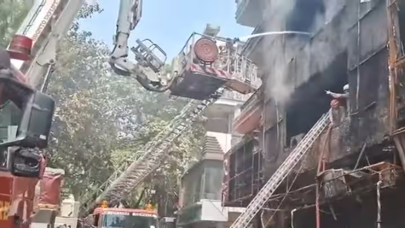 Delhi Fire: मोती नगर के एक बैंक्वेट हॉल में लगी भीषण आग, मौके पर पहुंची दमकल की 18 गाड़ियां, मची अफरातफरी