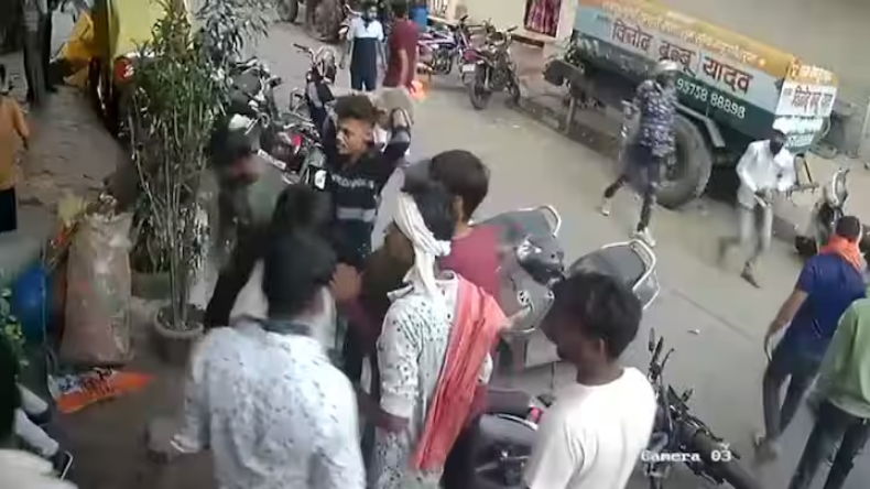 DJ बजाने की हिम्मत कैसे हुई तेरी!  दारोगा ने दिखाई वर्दी की गर्मी, बदले में लोगों ने खड़ी कर दी खाट