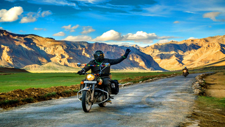 बाइक से लद्दाख जाने की बना रहे हैं योजना, तो इन टिप्स को जरूर ध्यान में रखें