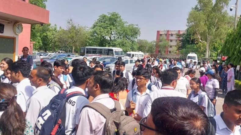 यूपी के साथ-साथ राजस्थान में भी पक रही सियासी खिचड़ी, शर्मा जी के हाथ से जाएगी सीएम की कुर्सी?