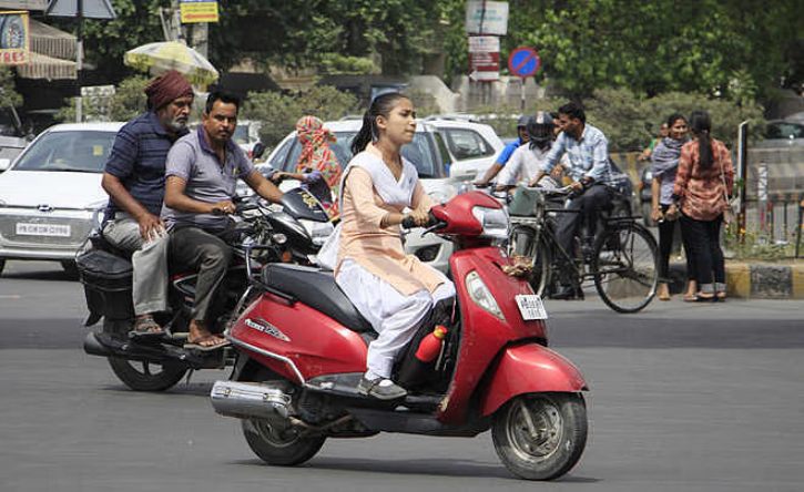 सोनू सूद ने थूक लगी रोटी को बताया शबरी के बेर, कंगना रनौत भड़की