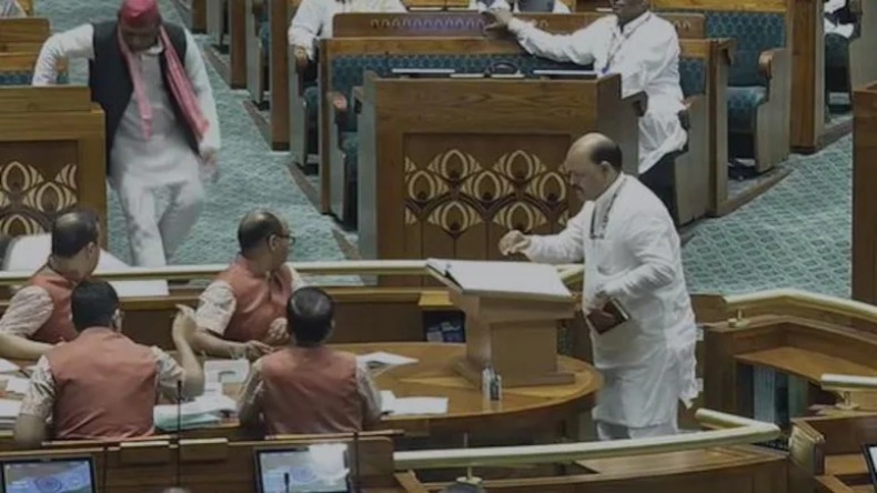 होठों पर लाली और कानों में बाली पहने प्रियंका पहुंची शपथ लेने, आखिर रिझा किसको रही थी?