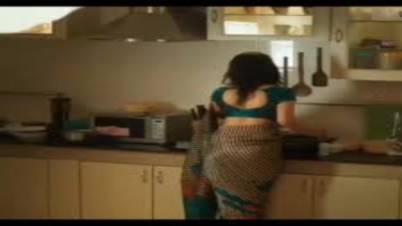 रेलवे ट्रैक के किनारे रील बना रही थी महिला, तभी आ गई ट्रेन, कमजोर दिल वाले वीडियो ना देखें…