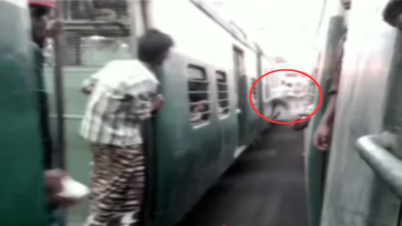 महिला के बालों में रेंगता दिखा सांप, वीडियो देखकर लोग हुए हैरान, देखें यहां….