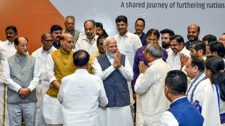 UP की सियासी हलचल के बीच BJP मुख्यालय में जुटे नेता, क्या प्रदेश की राजनीति में होगा बड़ा बदलाव?