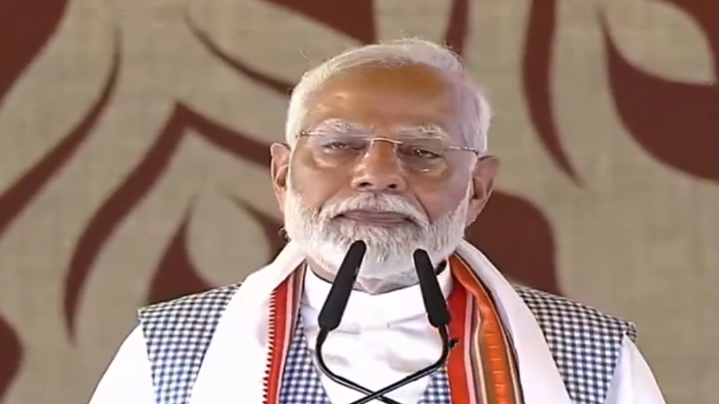 पीएम मोदी के संसदीय क्षेत्र वाराणसी में CM योगी ने अधिकारियों संग की बैठक, दिया ये निर्देश
