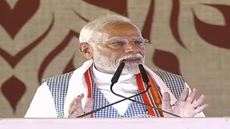 पीएम मोदी के संसदीय क्षेत्र वाराणसी में CM योगी ने अधिकारियों संग की बैठक, दिया ये निर्देश