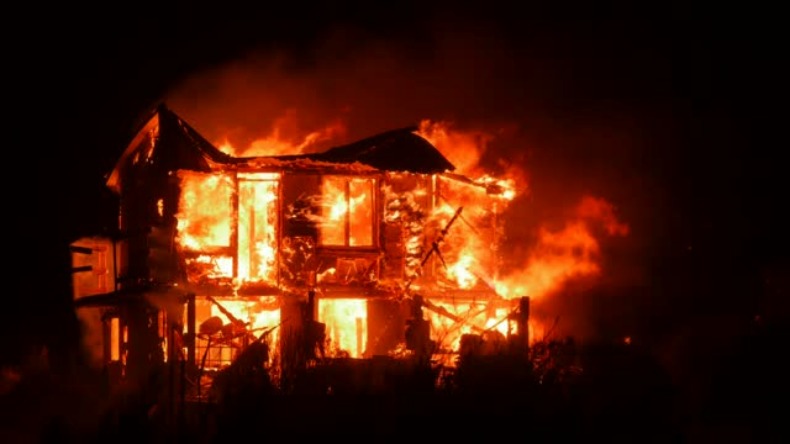 Delhi Fire: मोती नगर के एक बैंक्वेट हॉल में लगी भीषण आग, मौके पर पहुंची दमकल की 18 गाड़ियां, मची अफरातफरी