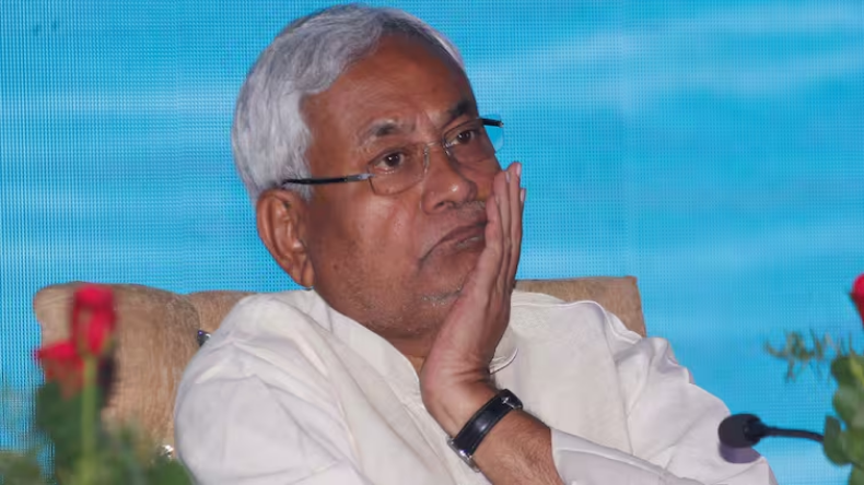 नीतीश कुमार ने छुआ BJP नेता के पैर, इस काम की तारीफ को लेकर हुए गदगद