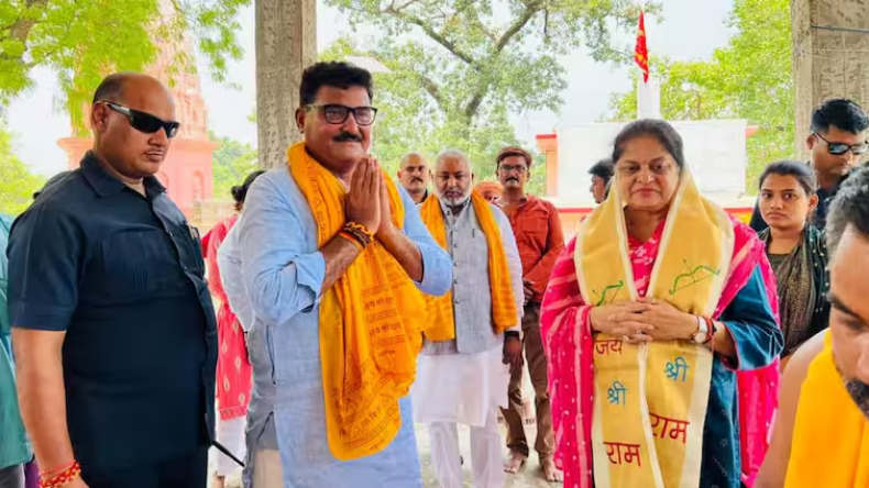 सपा मुख्यालय में आरक्षण अधिकार दिवस पर संविधान मान स्तंभ की स्थापना, नेताओं ने कहा- पीडीए के लिए जारी रहेगा संघर्ष
