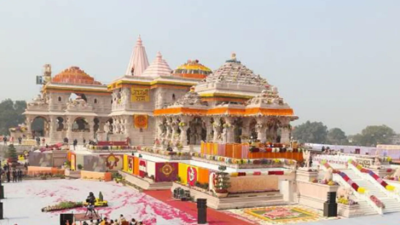 सीएम योगी ने अयोध्या रेप पीड़िता की मां से की मुलाकात, आरोपियों पर कार्रवाई का दिया भरोसा