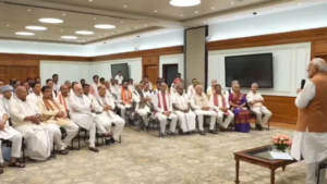 संभावित मंत्रियों से बात करते हुए पीएम मोदी