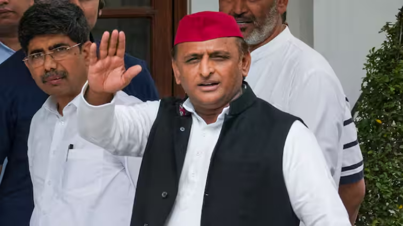 पीएम ने दिखाई मेरठ-लखनऊ ‘वंदे भारत’ को हरी झंडी, बीजेपी कार्यकर्ताओं ने चलती ट्रेन में युवती से बदसलूकी कर किया गुड़ गोबर!