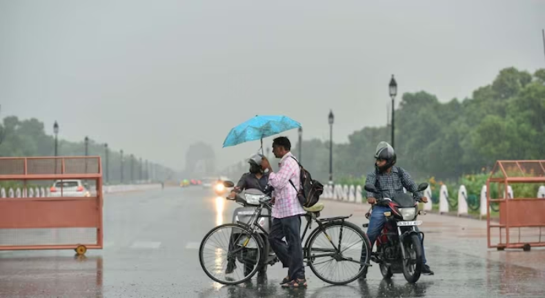 दिल्ली में हल्की बारिश, लोगों को गर्मी से मिली राहत