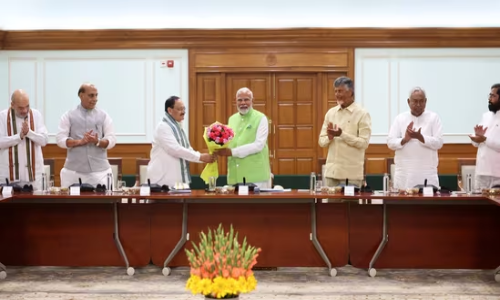 PM Modi: एनडीए गठबंधन के नेताओं ने पीएम मोदी को सर्वसम्मति से चुना नेता, समर्धन पत्र भी सौंपा