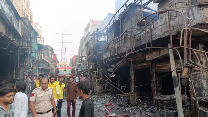 Delhi Fire: मोती नगर के एक बैंक्वेट हॉल में लगी भीषण आग, मौके पर पहुंची दमकल की 18 गाड़ियां, मची अफरातफरी