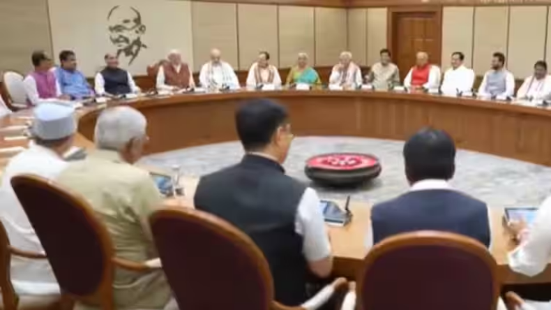 UP की सियासी हलचल के बीच BJP मुख्यालय में जुटे नेता, क्या प्रदेश की राजनीति में होगा बड़ा बदलाव?