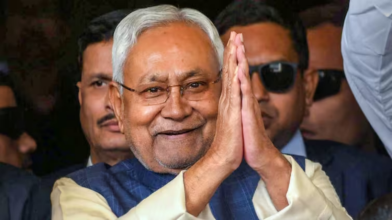 नीतीश कुमार ने छुआ BJP नेता के पैर, इस काम की तारीफ को लेकर हुए गदगद
