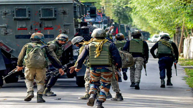 Jammu-Kashmir: डोडा में सुरक्षाबलों के जाल में फंसे आतंकवादी, मुठभेड़ जारी