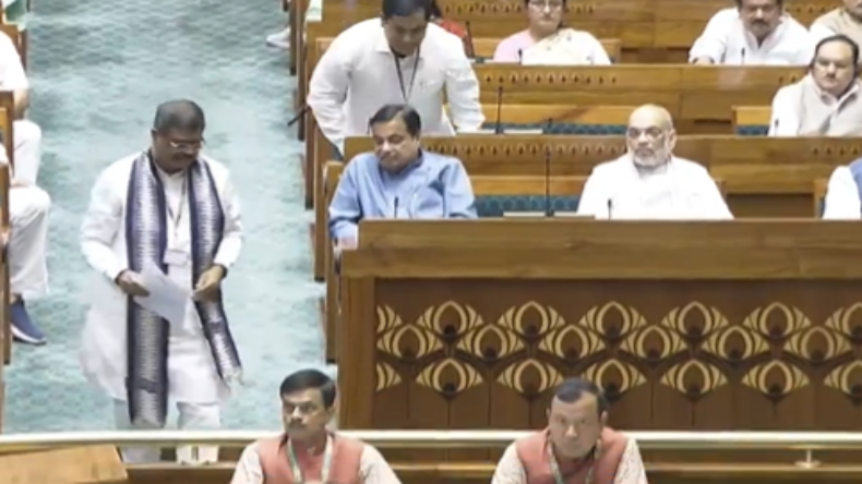 मोदी के मंत्री ने जब भरी संसद में कहा- ओवैसी जी के साथ रहने में अच्छा लगता है