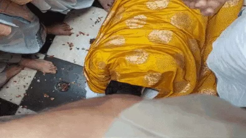 Video: सड़क पर पेट्रोल से आग लगाकर लड़की ने किया खौफनाक डांस, वीडियो देख कर दंग रह जाएंगे
