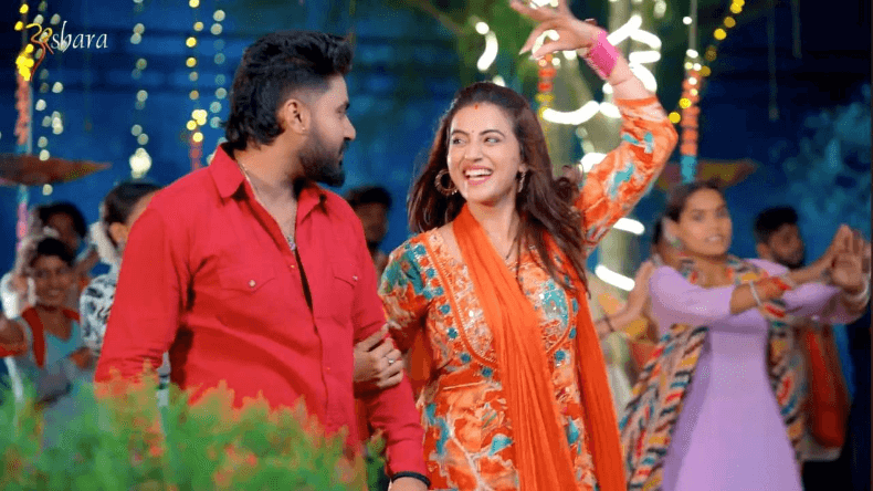 सोफे पर लेटकर शर्ट के बटन खोल अक्षरा सिंह ने दिए पोज, तस्वीरों ने इंटरनेट पर मचाया बवाल