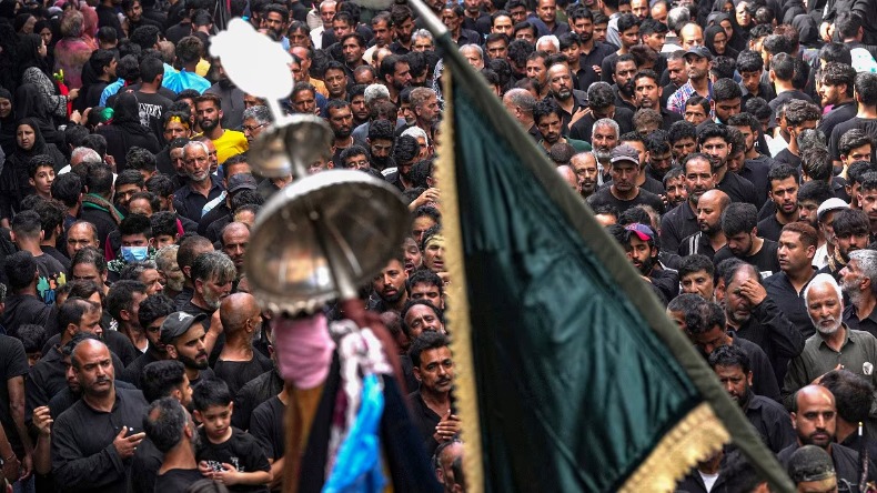 मोहर्रम में आग पर नंगे पैर चलना, तलवारों-खंजरों से खुद को क्यों जख्मी करते हैं शिया मुस्लिम?