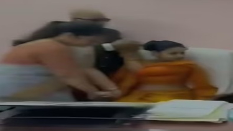 गुफा के अंदर चल रहा था कुछ ऐसा, निकली लड़की, फिर जो हुआ शायद यकीन ना करें, देखें वीडियो….