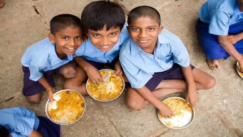 मिड-डे मील योजना: कैसे बचा रही है लाखों बच्चों को कुपोषण से