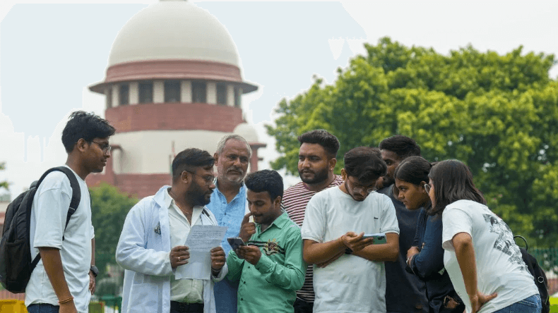 NEET UG Result: NEET UG परीक्षा का परिणाम आया सामने, जानिए किसने इस बार मारी बाजी, इस तरह देखें अपना स्कोरकार्ड
