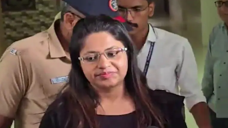 ट्रेनी IAS पूजा खेडकर का नया पैंतरा! ट्रांसफर करने वाले पुणे कलेक्टर पर किया उत्पीड़न का केस