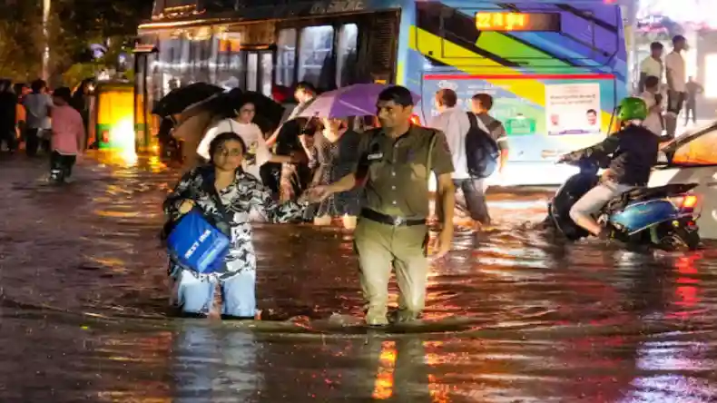 Delhi में दाखिल हुआ मानसून, लोगों को मिली चिलचिलाती गर्मी से राहत, कई इलाकों के लिए येलो अर्लट!
