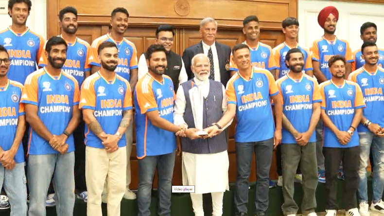 पीएम मोदी से मिलकर होटल लौटी टीम इंडिया, शाम 5 बजे शुरू होगा विक्ट्री परेड