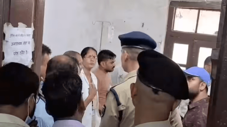 नीतीश कुमार ने छुआ BJP नेता के पैर, इस काम की तारीफ को लेकर हुए गदगद