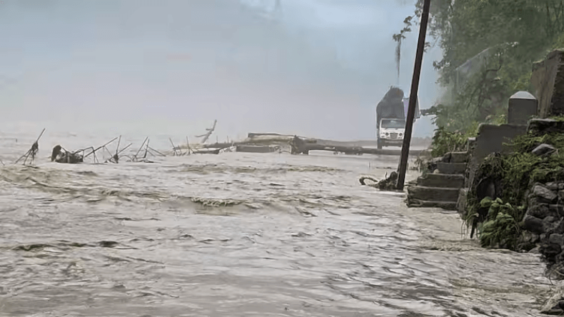 UP Floods: उत्तराखंड से छोड़े गए पानी से यूपी में आई बाढ़, कई जिले प्रभावित